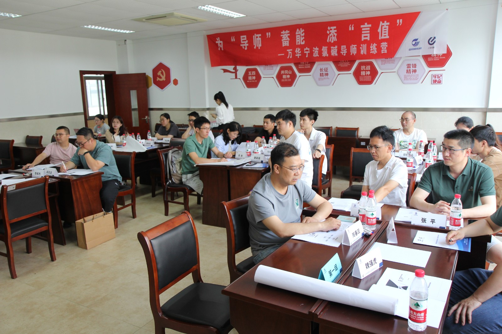 为 “导师”蓄能 添“言”值——万华宁波氯碱公司导师培训在大榭社区教育学院举行.jpg