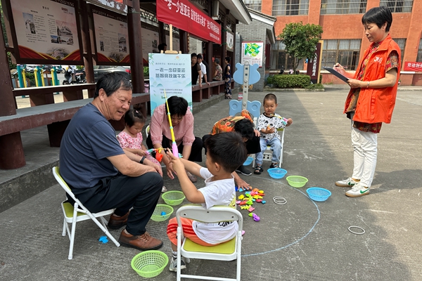 下邵片区党群服务中心：一老一少迎亚运 益智竞技乐端午.jpg