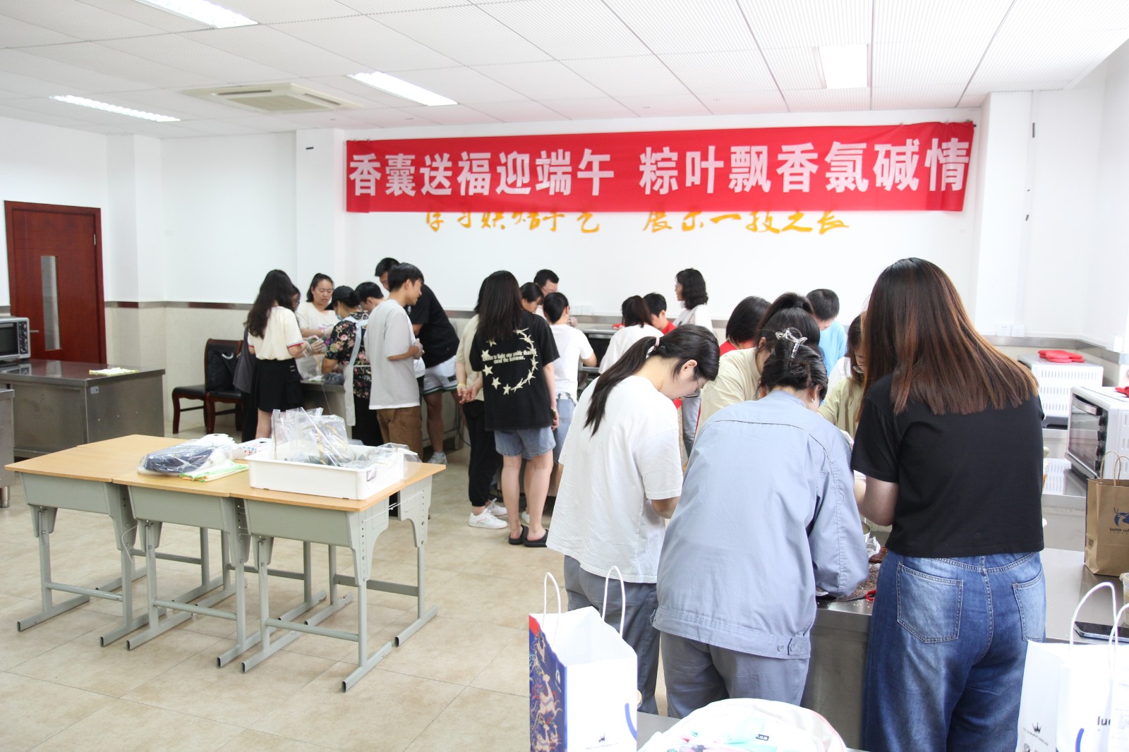 20230621“粽”享端午   “艾”满氯碱——万华化学氯碱公司端午节活动在大榭社区教育学院举行1.JPG