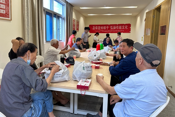 下邵社区党群服务中心：品尝美味粽子 弘扬传统文化.jpg