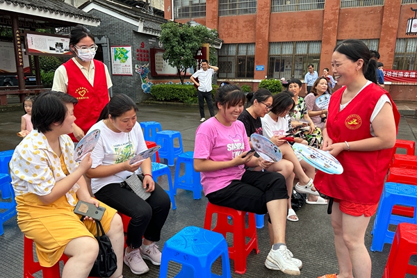 下邵片区党群服务中心：“反诈扇”识反诈 送清凉.jpg