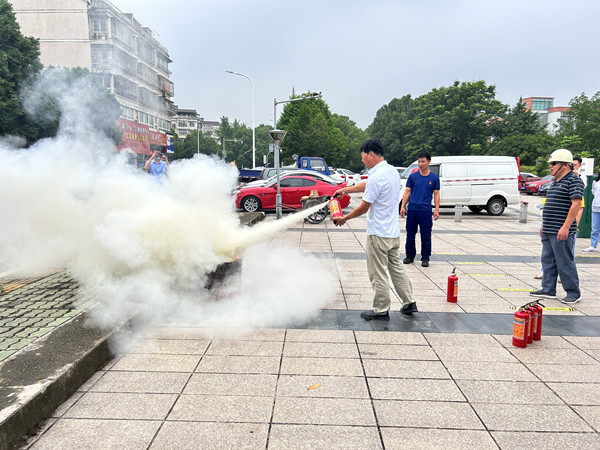 7.4“提升基层治理筑牢安全防线”消防演练活动4.jpg