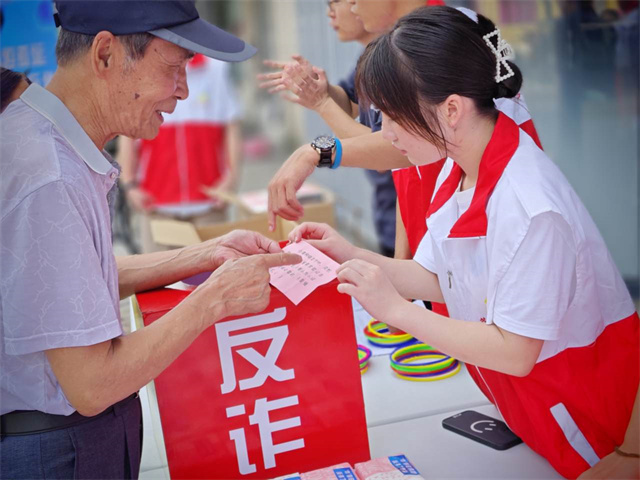 北仑柴桥成校：“花式反诈”出新招 这份反诈纸巾受到热捧.jpg