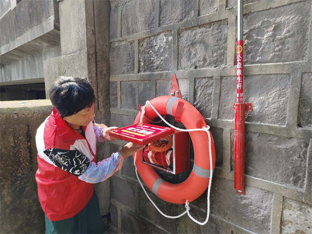 北仑柴桥成校：“一圈一杆一绳”救生圈布设活动 筑牢暑期安全防线.jpg