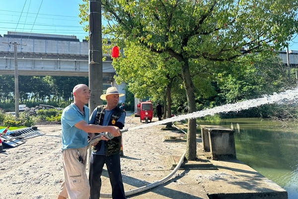 下邵片区党群服务中心：微型消防日常出水 退役老兵来助阵.jpg