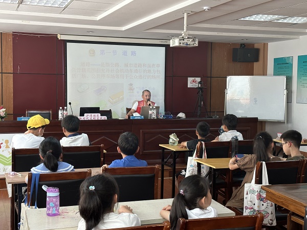 7月12日上午，浙江省宁波市北仑区霞浦街道沙湾社区假日学校邀请北仑好人、北仑公交704路的驾驶员张义给孩子们开展“交通安全伴我成长”为主题的交通安全宣讲，贴合生活的课程内容、接地气的讲解让孩子们听得津津有味、受益匪浅。.jpg