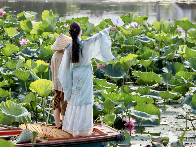 穿上汉服与荷花来场邂逅吧88.jpg