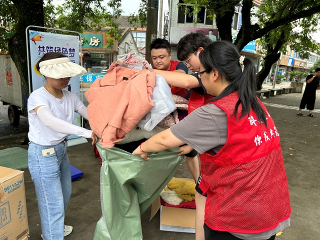 91北仑区春晓成校：共筑绿色梦 衣起奉献爱.jpg