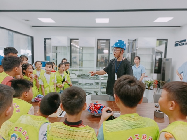 92北仑区春晓成校春晓湖工业社区假日学校：走进企业开展研学活动.jpg