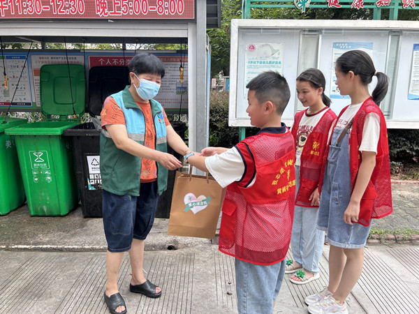 “夏日送清凉”慰问垃圾分类督导员1.jpg