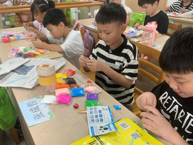 99北仑区春晓成校春晓湖工业社区假日学校DIY黏土，童趣无限：.jpg