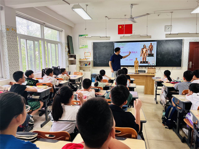 小穴位大学问 “小小中医”来探究.jpg