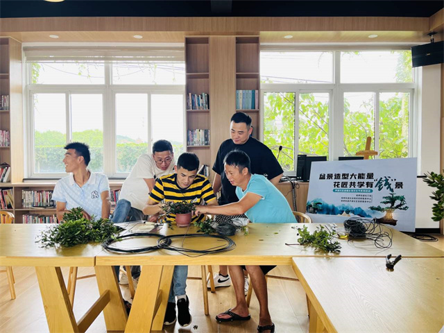 柴桥成校：盆景造型大能量 花匠共学有“钱”景.jpg
