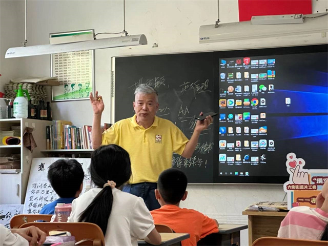 柴桥成校：送课到学校 传承红色基因.jpg