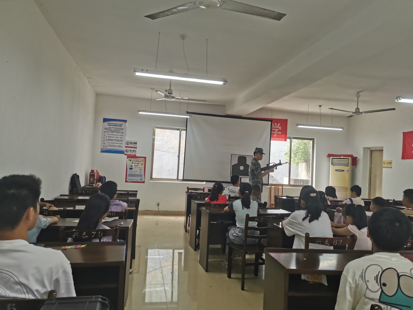 小浃江社区党群服务中心：国防教育进课堂，射击训练强体魄.jpg