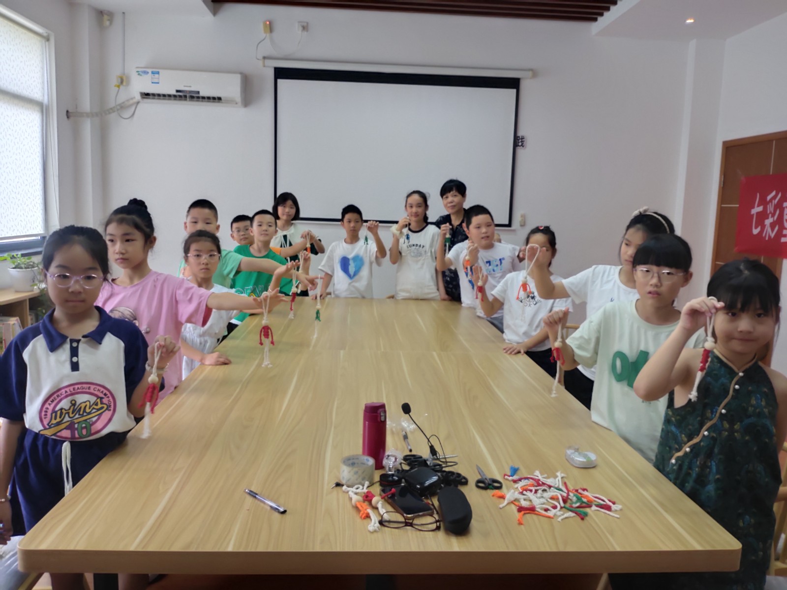 红联社区党群服务中心：缤纷假期 “乐在指尖”.jpg