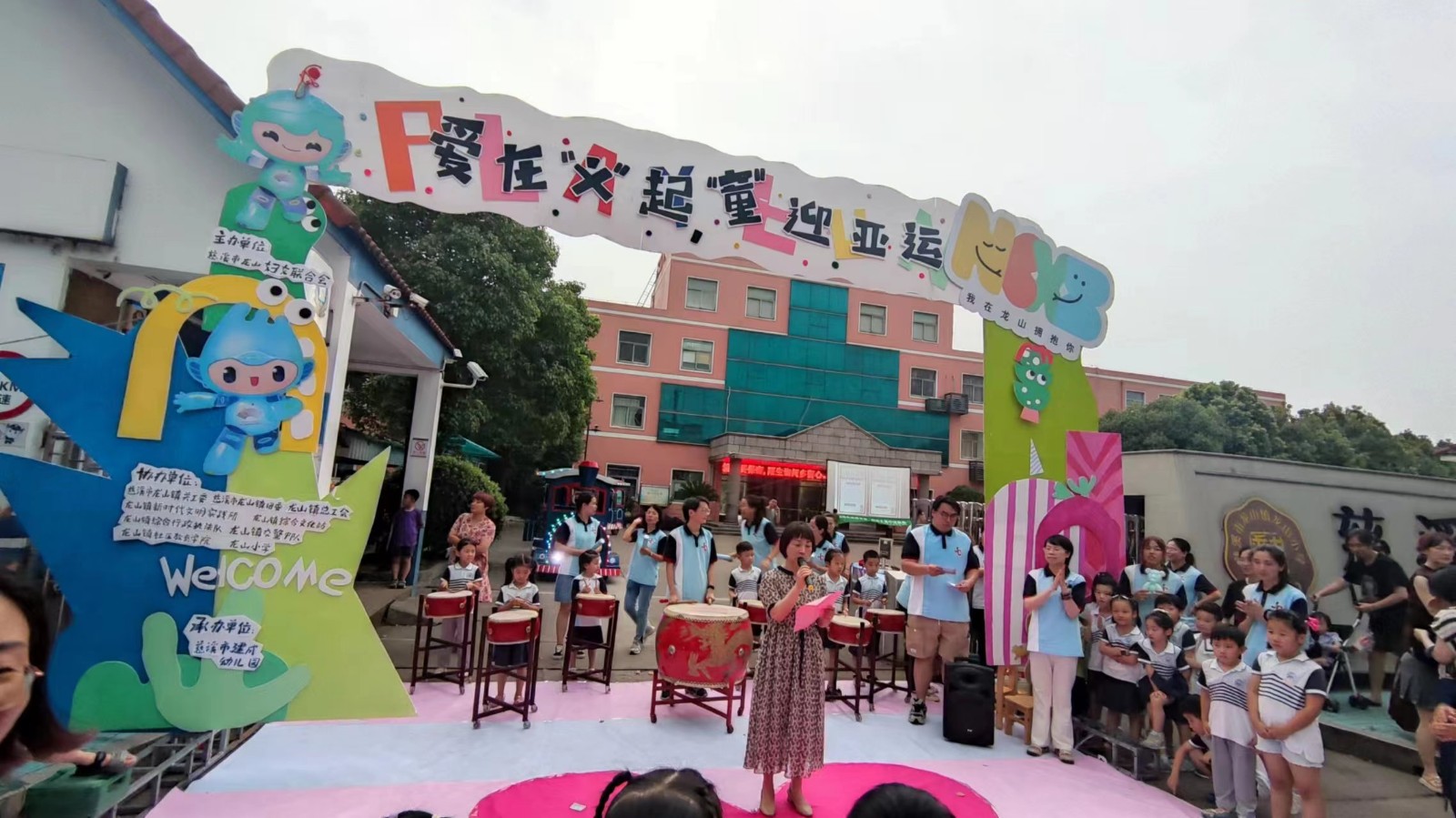 龙山镇“爱在‘义’起，“童”迎 亚运家庭爱心集市活动1.jpg