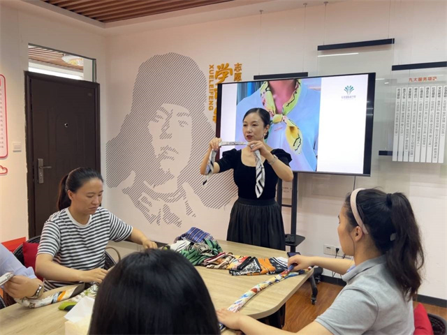 柴桥成校：开设礼仪课 为自己“加分”.jpg