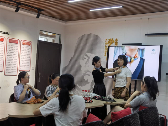 柴桥成校：开设礼仪课 为自己“加分”88.jpg