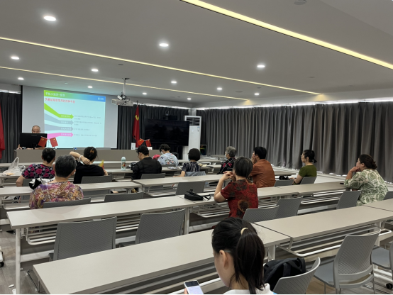 20230904海馨社区：这堂课让银龄老人玩转智能手机、防范诈骗两不误452.png