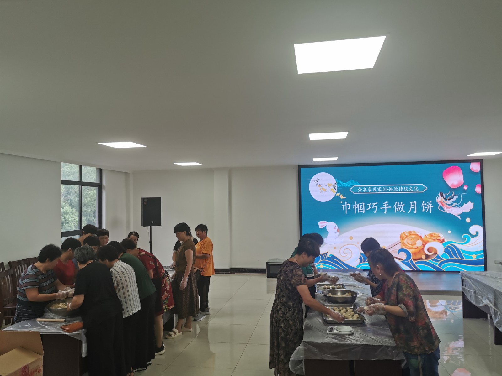 小浃江社区党群服务中心：巾帼巧手做月饼，分享家训迎中秋.jpg