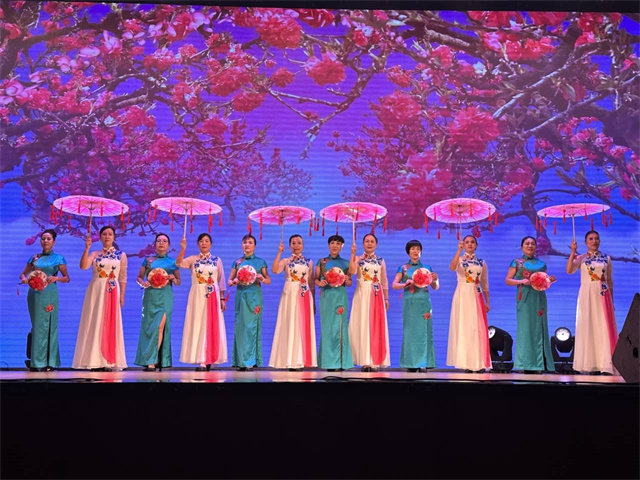 柴桥成校：齐唱红歌“庆国庆” 居民共享“精神大餐”.jpg