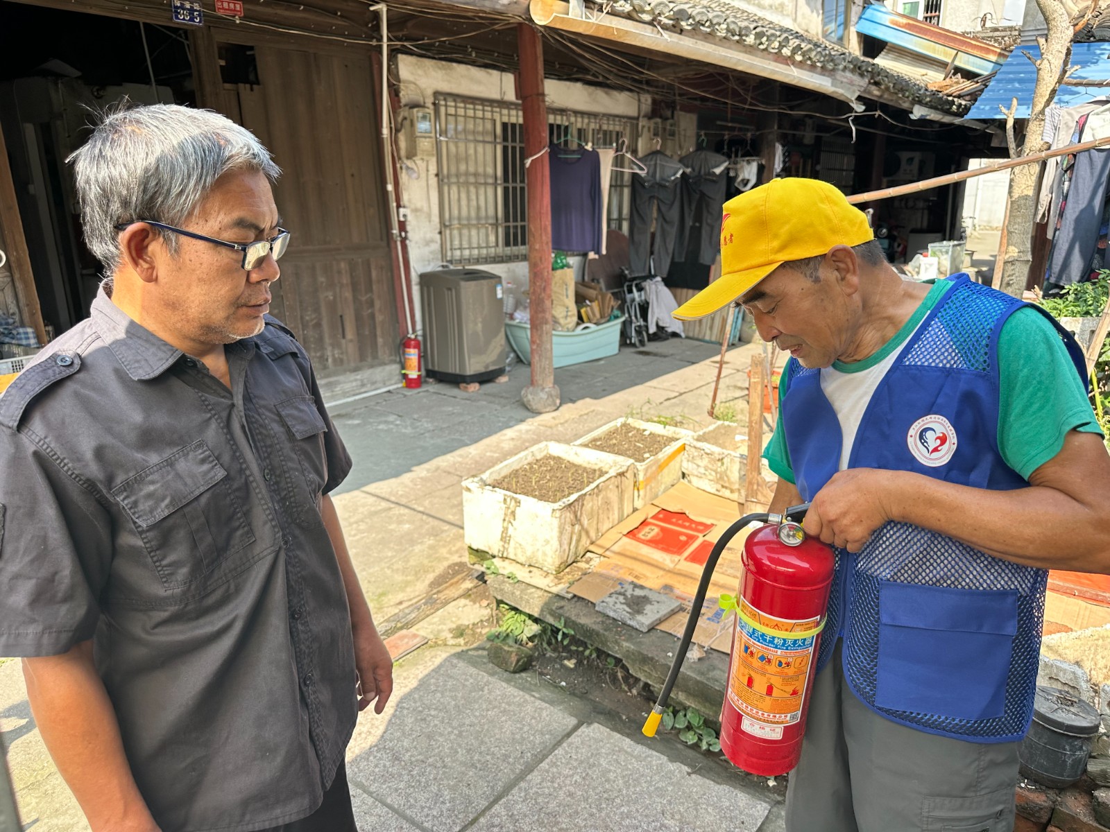 芦南社区：护航“双节”除隐患  “柴小安”助力消防检查.jpg