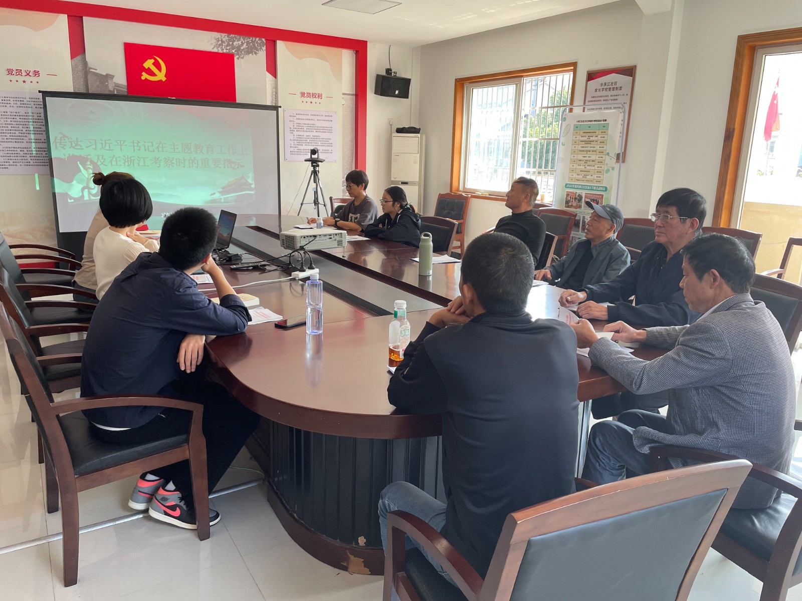 小浃江社区党群服务中心：召开党员会议，学习贯彻习近平总书记重要讲话精神.jpg