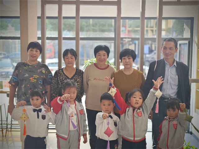 柴桥成校：祖孙同乐 情暖重阳.jpg