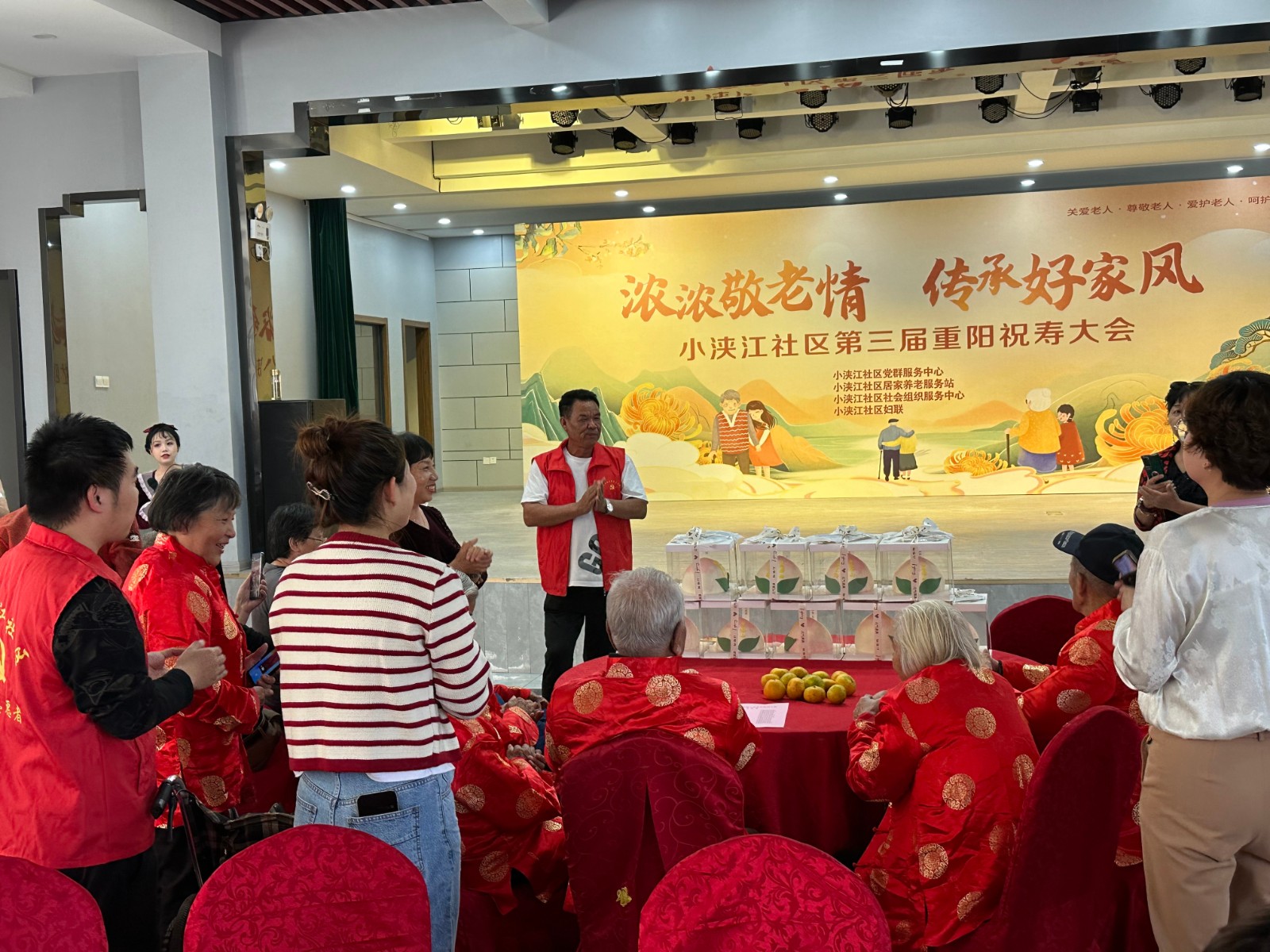 小浃江社区党群服务中心：重阳集体过生日，祝寿情暖老人心.jpg