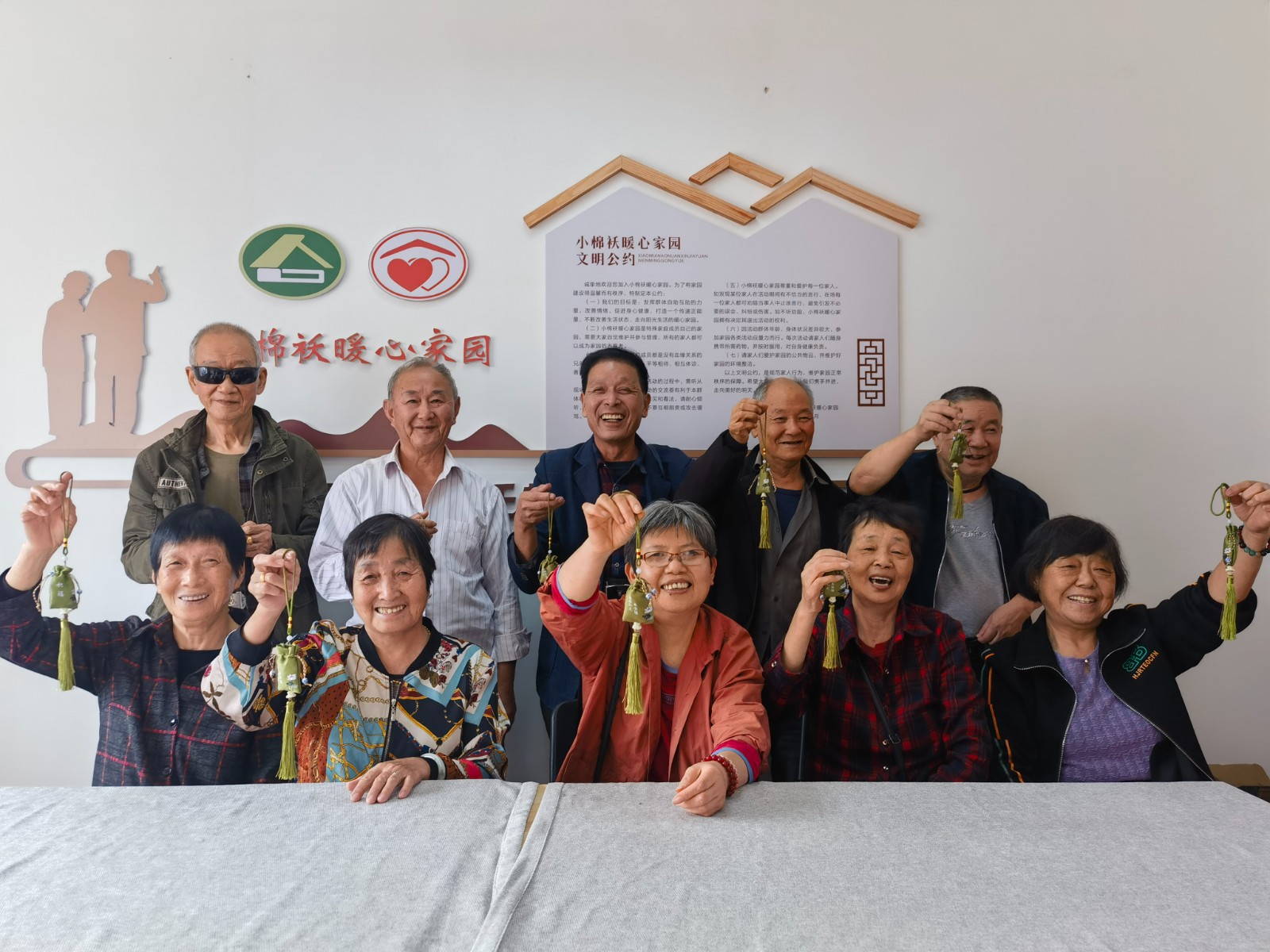 芦南社区：巧手做香囊 重阳送安康.jpg