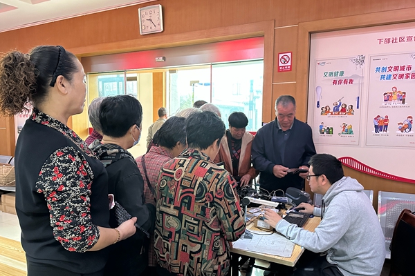 下邵社区党群服务中心：公交业务每月办 点滴行动显爱心.jpg