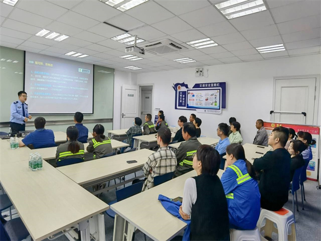 反诈讲座进企业.jpg