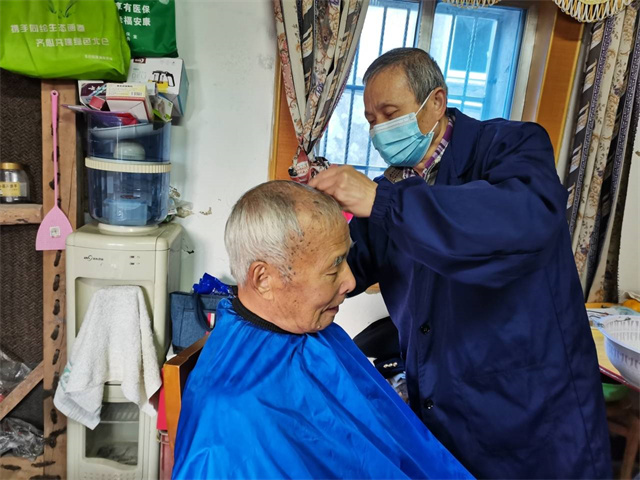 柴桥成校：“托尼老师”为独居老人上门理发.jpg