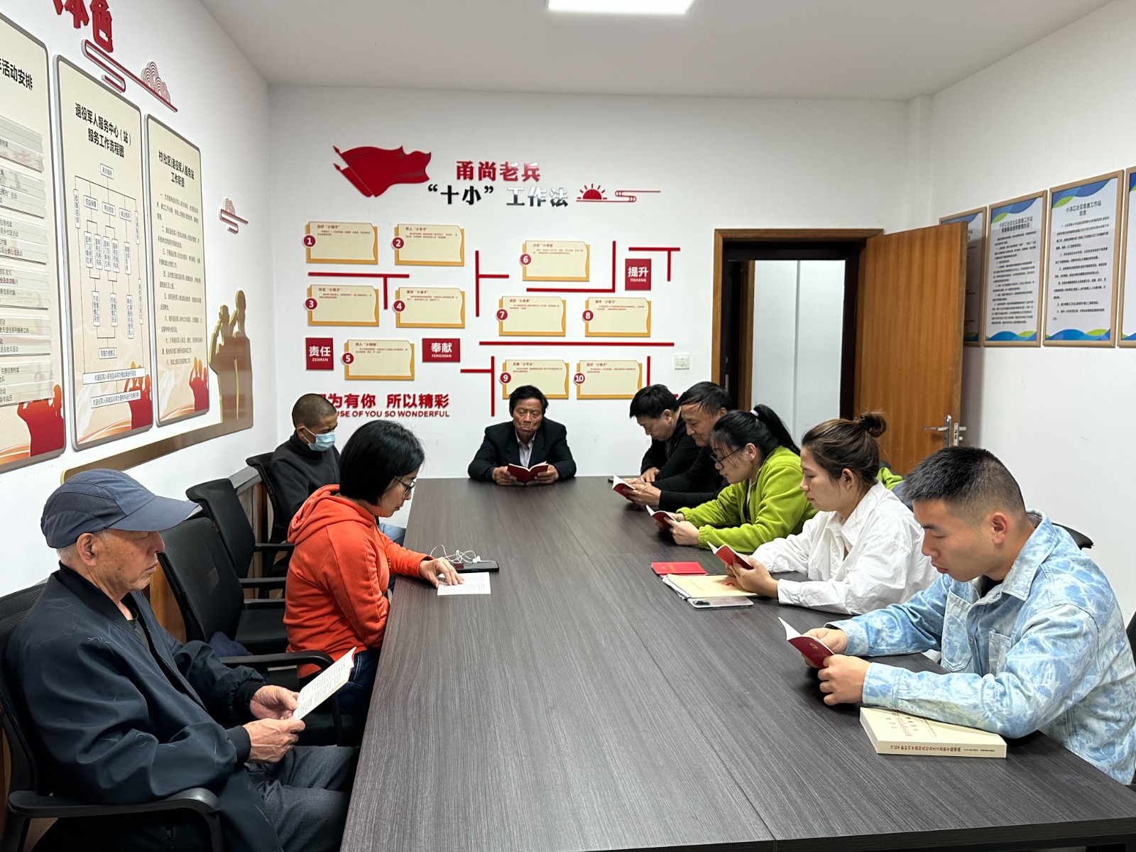 小浃江社区党群服务中心：开展党员读书学习会活动.jpg