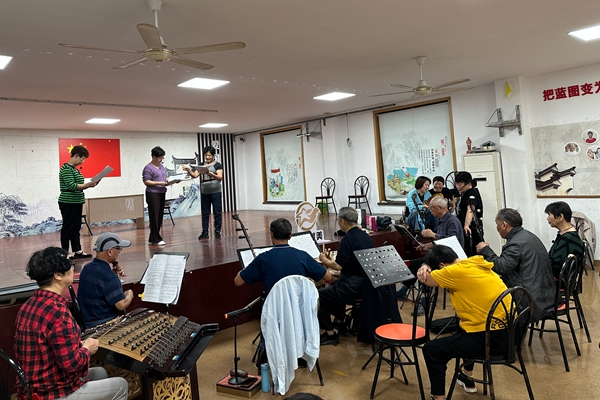 下邵社区党群服务中心：文化礼堂排戏忙 自娱自乐笑开怀.jpg