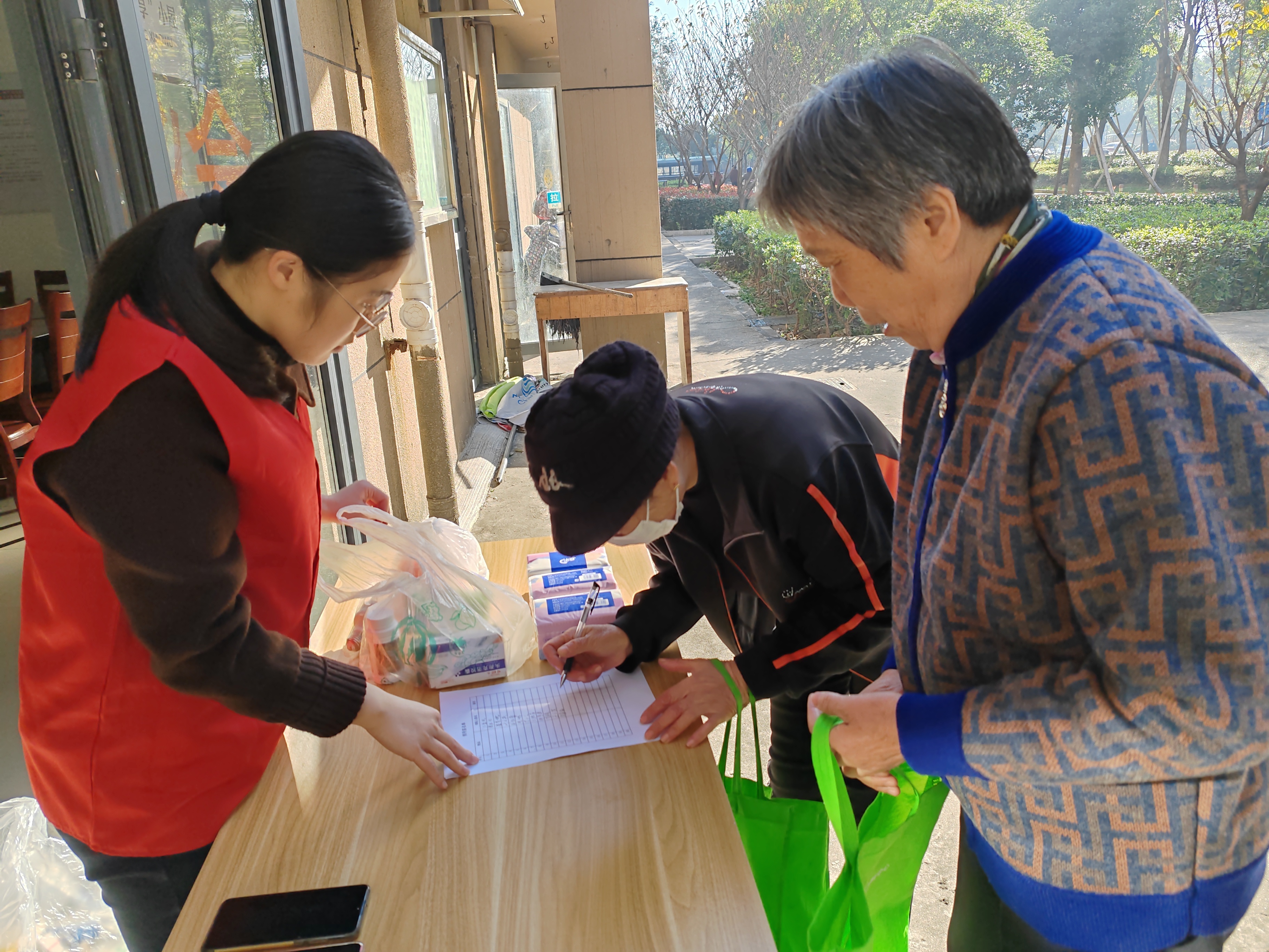 11.21 有害垃圾兑换配图.jpg