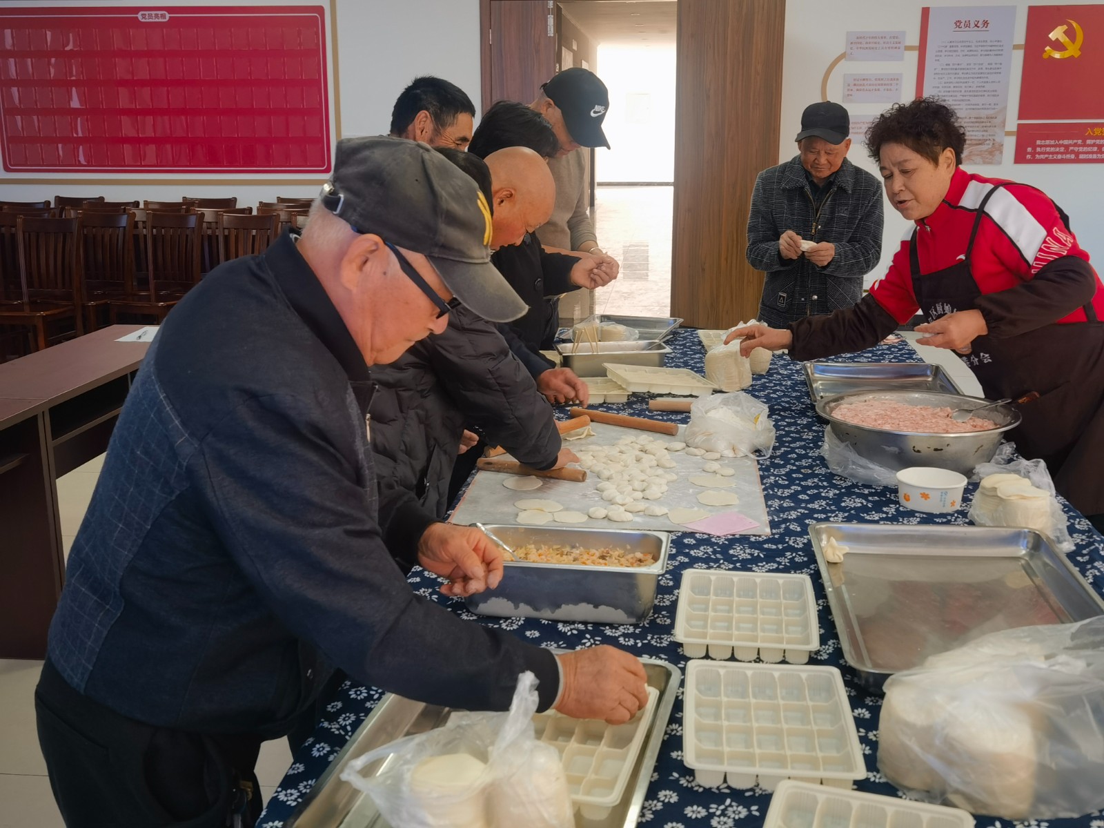 小浃江社区党群服务中心：开展“情暖冬日，爱润军心”退役军人包饺子活动.jpg