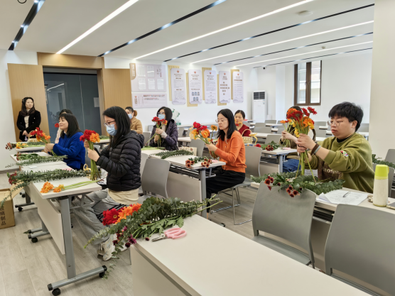 20231118梁祝社区开展“花香悦生活 浓情满社区”插花活动653.png