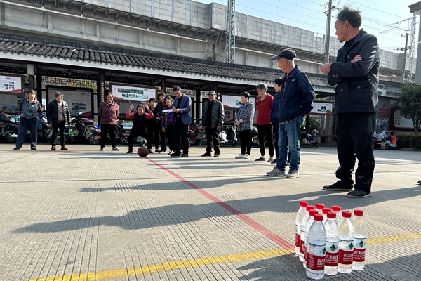 下邵社区党群服务中心：投壶、钓鱼……一场属于老年人的冬季趣味运动会1.jpg