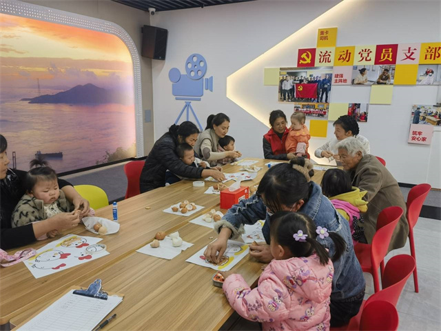 柴桥成校：送课上门 “卡娃”们学习蛋壳画.jpg