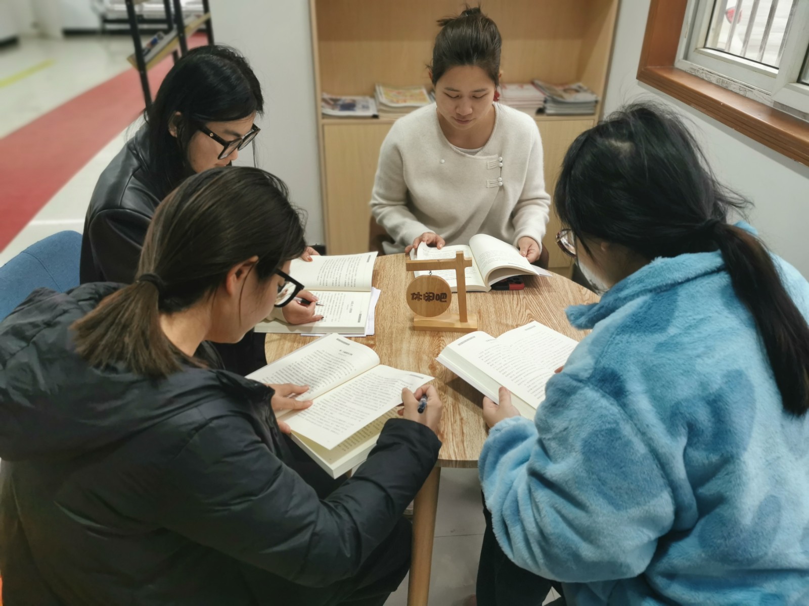 浙青年 爱学习｜小浃江社区开展风尚读书会.jpg