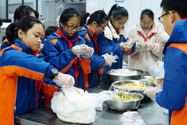 为增加青少年的动手实践能力和对传统年糕工艺制作的了解，12月19日上午，下邵社区关工委联合小港学达小学在辖区年糕厂开展以“稻花香庆丰收”为主题的年糕制作活动。.jpg