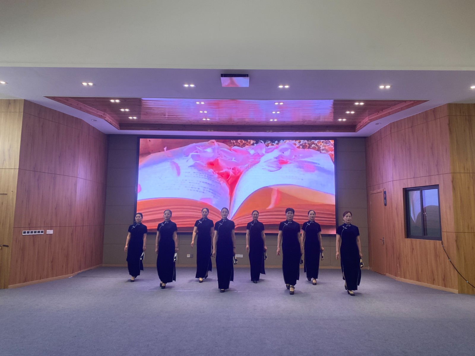 6 旗袍秀 女人如书.JPG