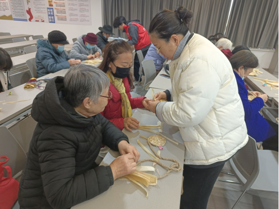 20241208巧手编织，变废为宝——海馨社区邻里农场开展玉米皮编织活动564.png