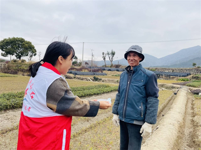 柴桥成校：温情送田头 “粥”到暖“农”心.jpg