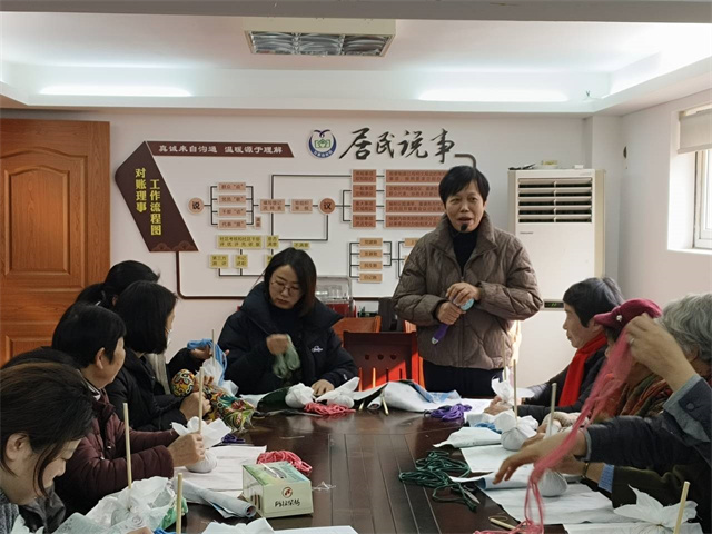 柴桥成校：巧手制作艾草锤 传承中华非遗文化.jpg