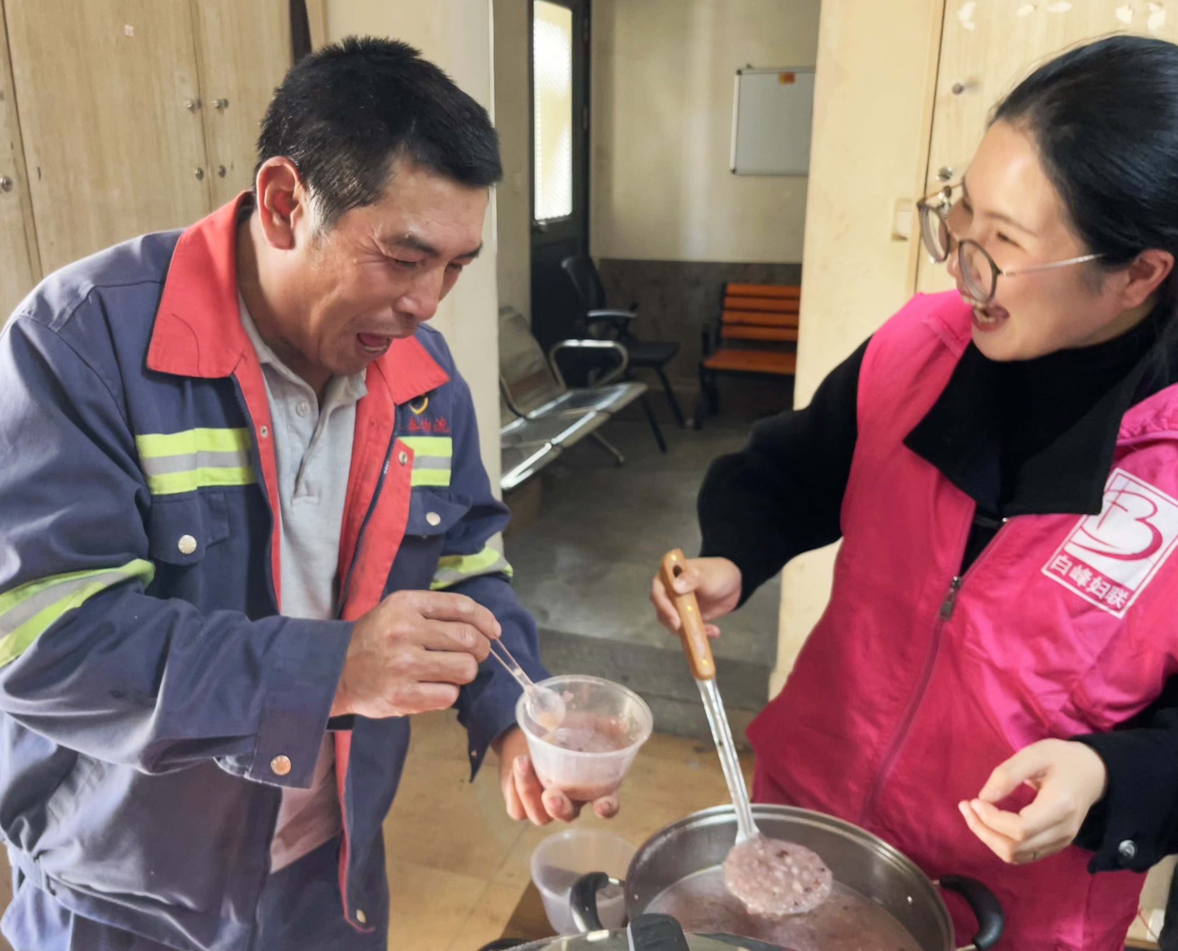 送腊八粥现场（周怡 摄）.jpg