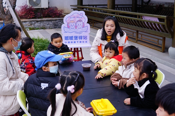 下邵社区暖暖宝驿站：萌宝遇腊八 喜庆又欢乐.jpg