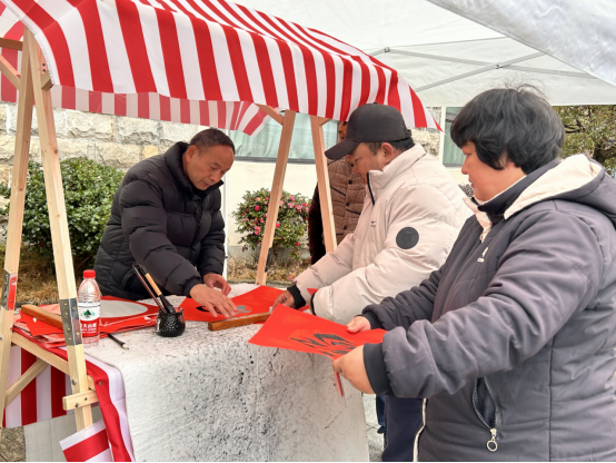 7北仑区春晓成校：墨香迎新春 公益服务暖人心.png